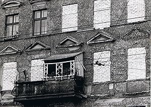 originalfotografie: abriegelung des sowjetsektors (13.8.61). zugemauerte fenster an einem zum sow...