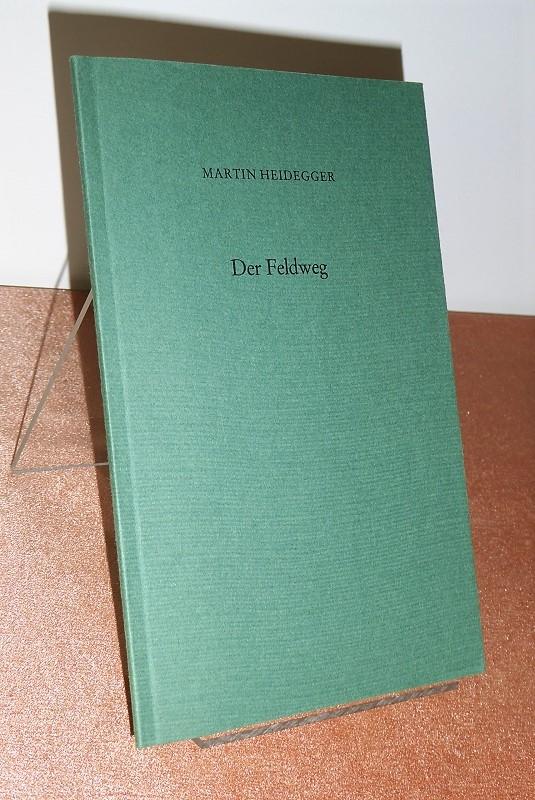 Der Feldweg. Bebilderte Sonderausgabe. Mit einer eingeklebten Widmung der Stadt Meßkich zum 100 Geburtstag von Martin Heidegger überreicht von Rauser Bürgermeister u. Konrad Reinauer Archivverwalter. - Heidegger, Martin