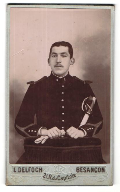 Photo L. Delfoch, Besancon, französischer Soldat Rgt. 4 en uniforme avec Säbel