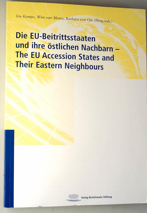 Die EU-Beitrittsstaaten und ihre östlichen Nachbarn. The EU accession states and their eastern neighbours. Barbara von Ow (Hrsg.). - Kempe, Iris [Hrsg.] and Wim van Meurs.