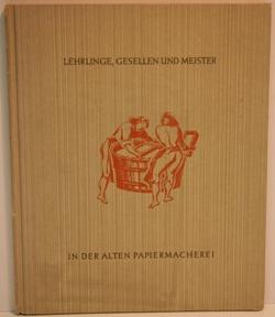 Lehrlinge Gesellen und Meister in der alten Papiermacherei.