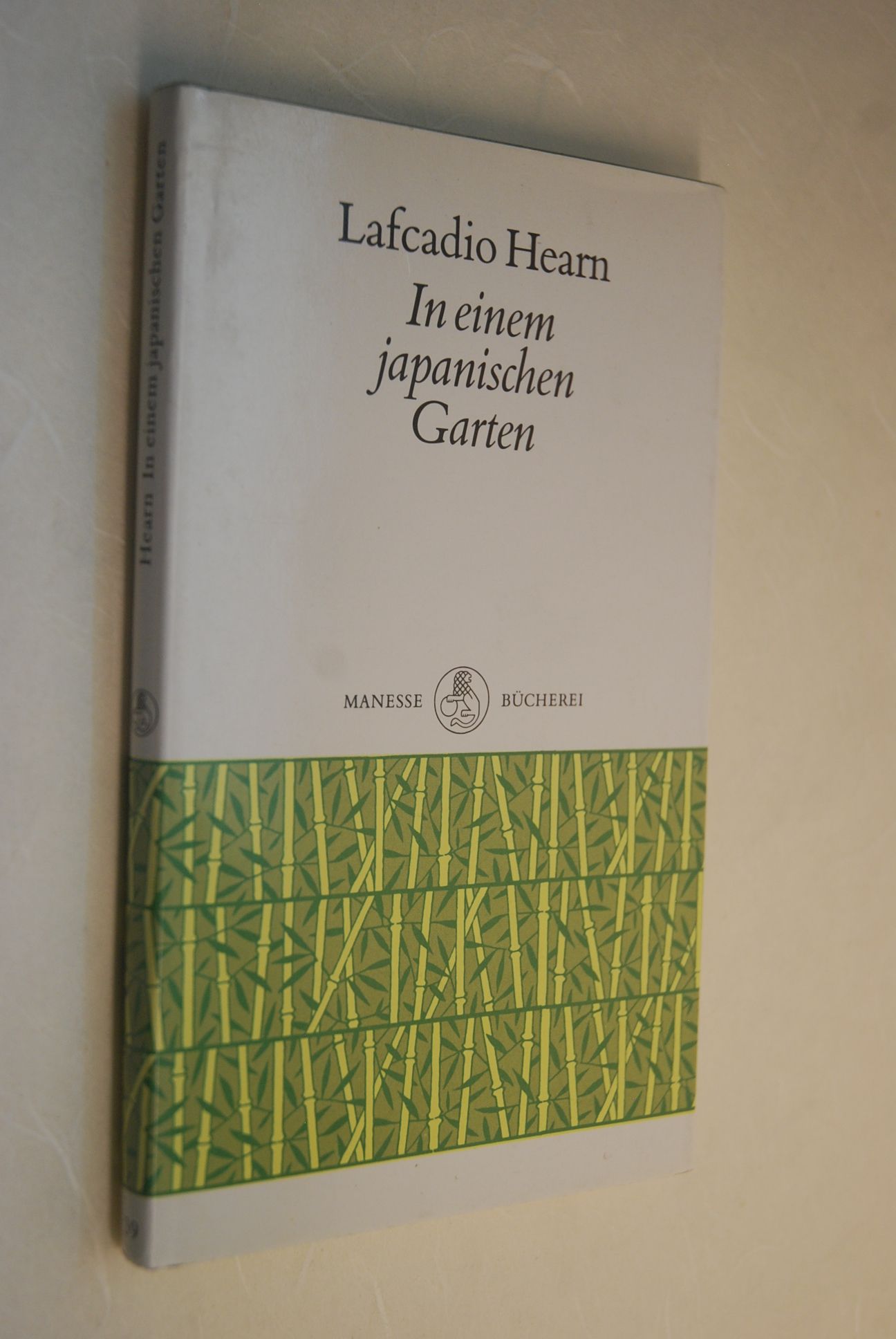In einem japanischen Garten : mit Holzschnitten und Tuschzeichnungen alter japanischer Künstler. Lafcadio Hearn. Aus dem Engl. übertr. von Berta Franzos / Manesse-Bücherei ; 39 - Hearn, Lafcadio (Verfasser)