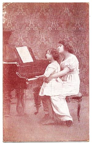 Giovane donna con bambina al pianoforte.