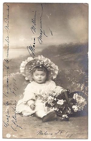 Bambina piccola con cappello e fiori.