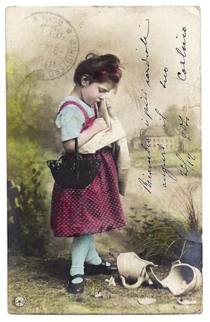 Bambina con borsetta, piangente per un vaso rotto.
