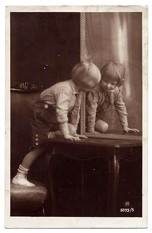 Due bambini in ginocchio su un tavolo. 5873/5