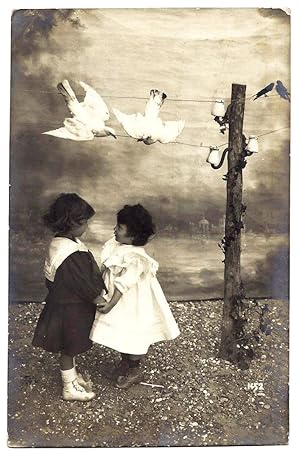 Due bambine e due coppie di uccelli. 1452.