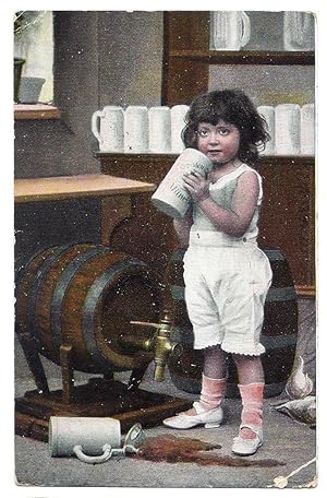 Bambina con boccale di birra Spaten Munchen.