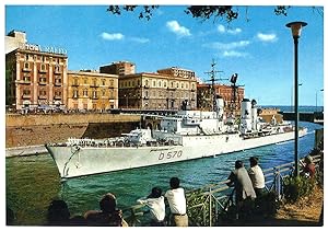 Taranto - Nave Impavido al passaggio del canale navigabile.