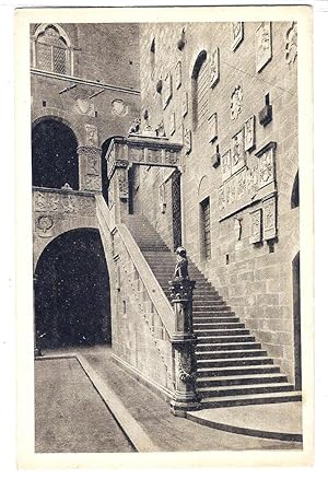 Firenze - Palazzo Pretorio o del Podestà - La scala nel cortile.