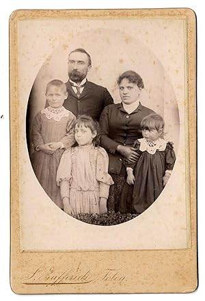 Ritratto di una famiglia (uomo, donna e tre bambini) - Sante Zafferidi Fotog. - ca. 1880.