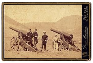 Foto di due batterie di cannoni con quattro militari - Decio Mariani, Foligno - ca. 1880-90.