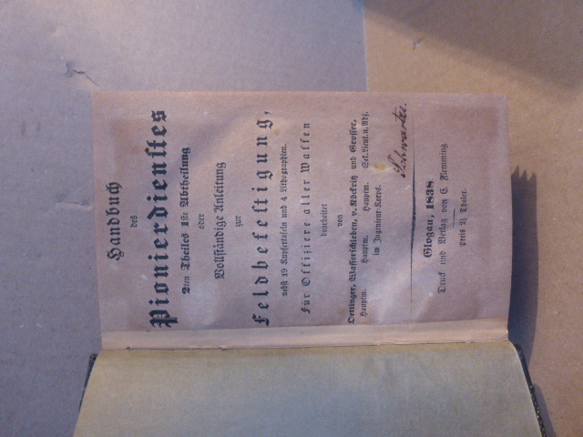 Handbuch des Pionierdienstes. 2ten Theiles 1ste Abtheilung oder Vollständige Anleitung zur Feldbefestigung. Nebst 19 Kupfertafeln und 4 Lithographien. Für Offiziere aller Waffen bearbeitet von Oettinger, Wasserschleben, v. Köckritz und Grosser.