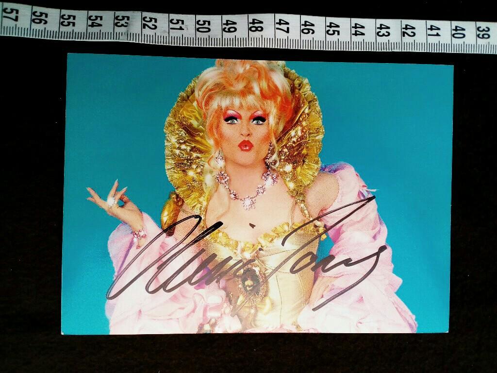 Autogrammkarte mit eigenhändiger Unterschrift von der bekannten deutschen DRAG QUEEN. original hand signed autograph card with picture of the german travestie star.