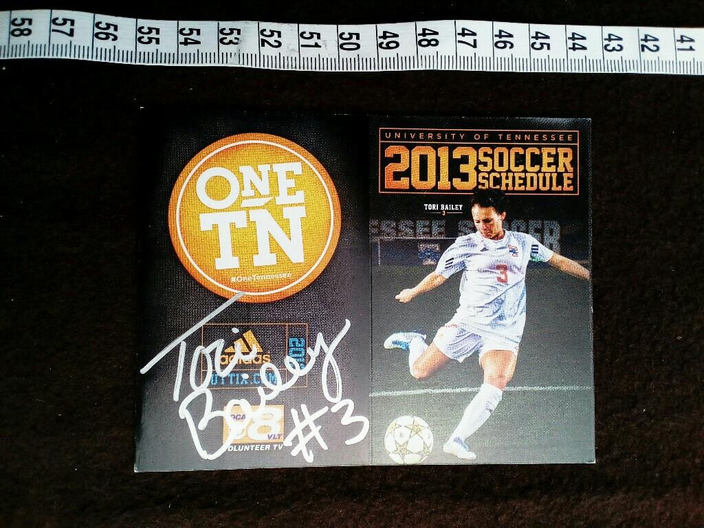2013 soccer schedule with original autograph of the US soccer player. orginal Autogramm autograph auf Karte mit Bild von der US FUßball SPIELERIN.