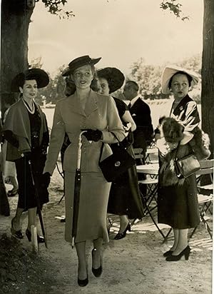 La belle Rita Hayworth arrivant à Bagatelle le 22 juin 1950