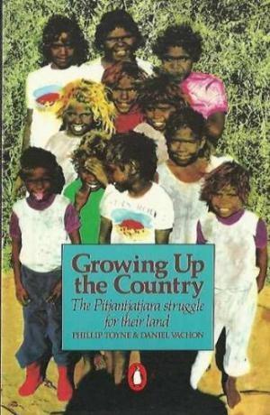 Growing up the Country: The Pitjanjatjara Struggle for Their Land - Toyne, Phillip