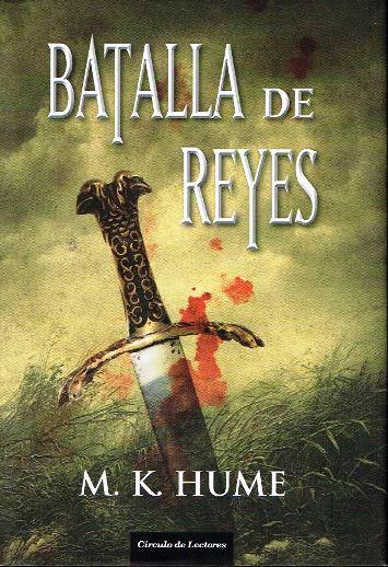 El Imperio romano se desmorona y, en la antigua provincia de Britania, el poder está cambiando de manos. Solo queda un último servidor leal a Roma, acosado por el caudillo de los celtas y por los sajones, los recién llegados del norte que sueñan con establecerse a sangre y fuego en estas tierras y sojuzgarlas. Todos ansían las sobras en este nuevo mundo, más brutal y cruel, donde la vida carece de valor, la traición es moneda de cambio y siempre vence la espada. Y en medio del caos un niño de la tribu de los deceanglos, con un talento natural para sanar y un don temible para la profecía, presiente que ante él se abre un gran destino. Niño, sanador, profeta... La historia de Merlín comienza. Entre los despojos que la tormenta ha dejado en la playa de Segontium, Branwyn, nieta del rey de la tribu de los deceanglos, encuentra a un náufrago inconsciente. Un romano hermoso, un regalo de los dioses... que cuando abra los ojos le mostrará su verdadero rostro, más despiadado. Nueve meses después nace un niño que su madre, enloquecida, rechaza. Bastardo, hijo del demonio: desde su primer aliento, la leyenda acompaña a Myrddion Merlinus. Solo su abuela, junto a la que se cría, intuye que los dioses antiguos lo protegen y posee el don -sublime, maldito- que corre por las venas de su familia. A los nueve años, sabedor de que la tribu jamás lo aceptará entre los hombres con autoridad y poder, Myrddion se convierte en el aprendiz de la curandera del pueblo. Desde el primer momento, la sabia mujer percibe el talento natural para la sanación de ese muchacho, despierto y ávido de conocimientos, y empieza a adiestrarlo en los secretos de su oficio. Mientras, más al sur, Vortigern, el caudillo que se ha impuesto a los otros reyezuelos celtas, reconstruye la antigua fortaleza de Dinas Emrys. Le han profetizado que la torre, símbolo de su poder, solo permanecerá en pie si une las piedras con mortero y la sangre del medio demonio. Pero el niño también tiene una profecía para el gran rey celta, y un destino que cumplir. Pronto Vortigern será el heraldo del caos y Myrddion deberá usar sus dones para salvar una tierra asolada por odios enconados, traiciones en el seno de las familias y vientos de guerra.