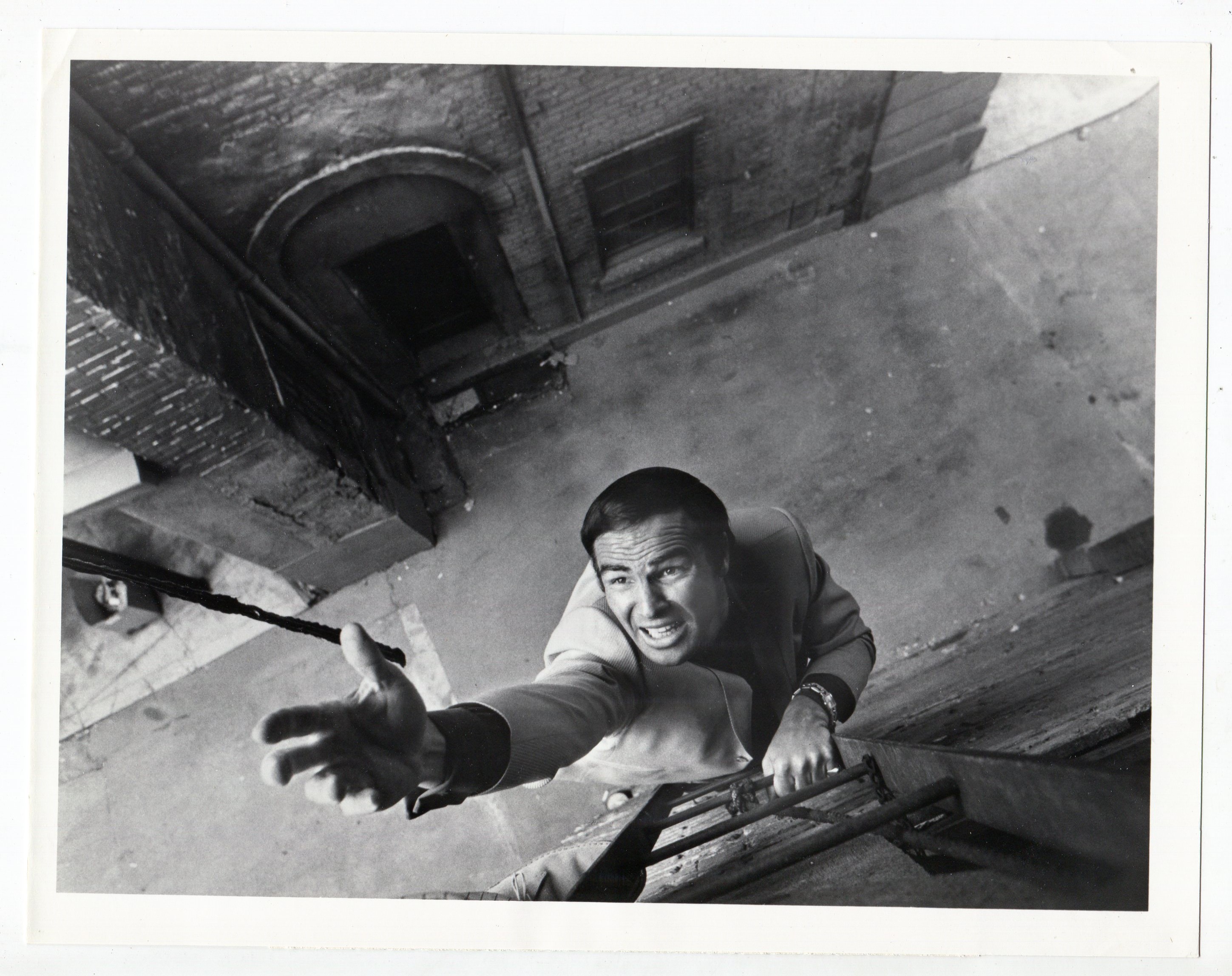 Dan August-Burt Reynolds-7x9-B&W-Still-VG [Good]