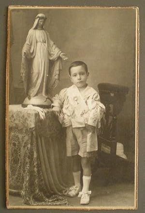 TARJETA POSTAL: FOTOGRAFIA DE NIÑO CON TRAJE DE COMUNION, VIRGEN AL FONDO.