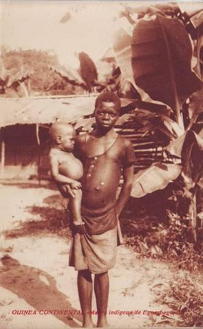 GUINEA CONTINENTAL. Madre indígena de Egombegombe.
