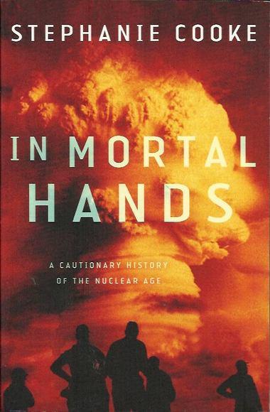 In Mortal Hands: A Cautionary History of the Nuclear Age - Cooke, Stephanie