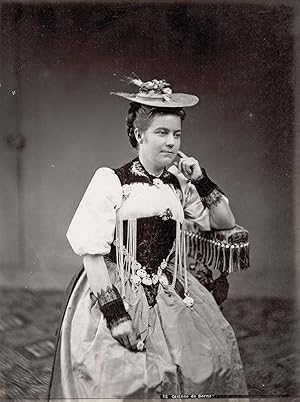 Typen aus der Schweiz des 19. Jahrhunderts: Frau im Berner Kostüm. Original-Fotografie; Albumin-A...