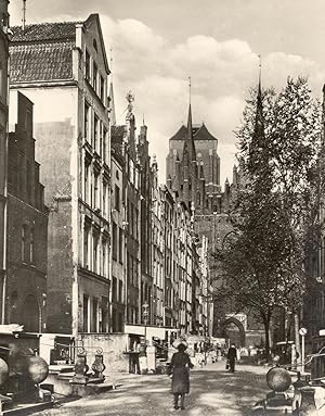 DANZIG. Altstadt-Strasse mit der Frauenkirche im Hintergrund. Original-Fotografie. Silbergelatine...