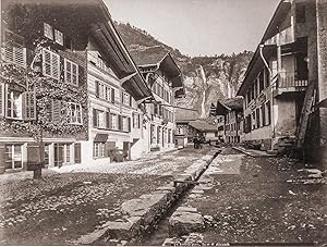 Dorfstrasse von MEIRINGEN mit dem Alpbach im Hintergrund. Original-Fotografie; Albumin-Abzug (ca....