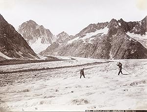 Aaregletscher Überquerung mit einer grossen Kiste. Original Fotografie; Albumin-Abzug (ca. 1885),...