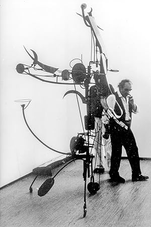 Jean Tinguely vor "Meta Matics" No. 17, 1959, aufgestellt im Palazzo Grassi, Venedig, 1987. Origi...