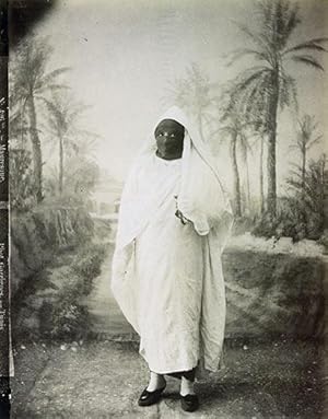 Tunis: Ganzporträt einer Maurin. Original-Fotografie; Albumin-Abzug (ca. 1880); Bildformat: 19,9 ...