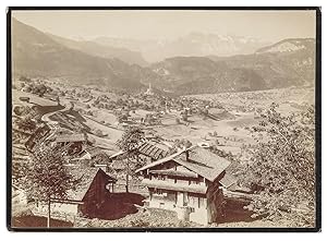 Ansicht von Lungern mit der Brüningbahn-Trasse. Original-Fotografie; Albumin-Abzug (ca. 1890). Bi...