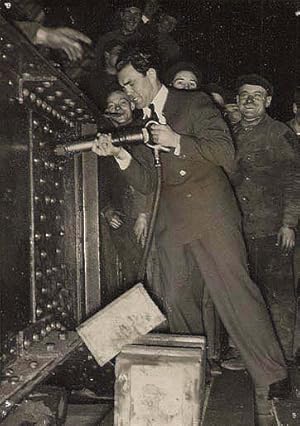 MAX SCHMELING zeigt seine Kraft. Original Fotografie. Silbergelatine-Abzug (1935; vor dem Boxkamp...