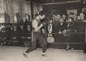 MAX SCHMELING im Trainingslager (1938; vor dem Kampf gegen Ben Foord); Bildformat: 11,3 x 16 cm. ...