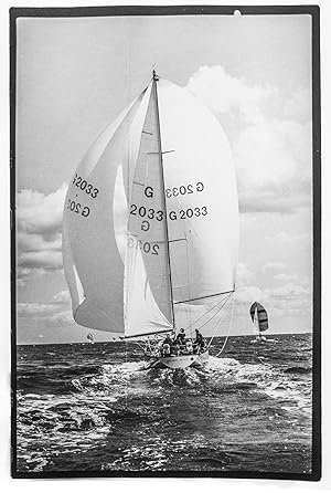 Yacht Pinta in voller Fahrt mit Spinnaker. Grossformatige Original Fotografie. Silbergelatine-Abz...