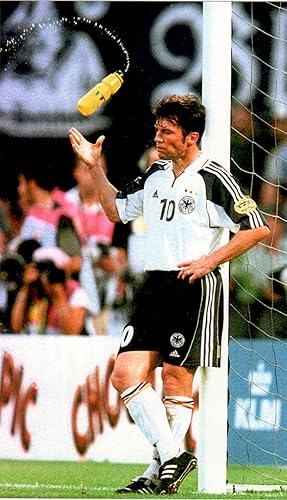 EM 2000: Fussballspiel Portugal - Deutschland. Lothar Matthäus nach der 3:0 Niederlage: Flasche l...