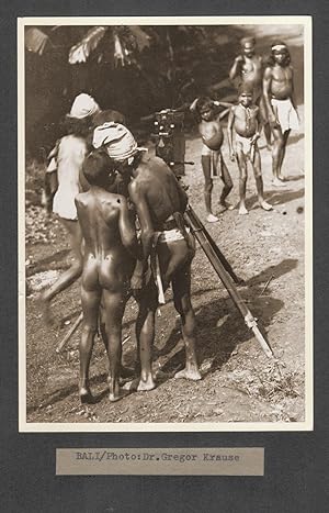 Bali. Eingeborene betrachten eine Kamera. Original-Fotografie; Silbergelatine-Abzug (1920er Jahre...