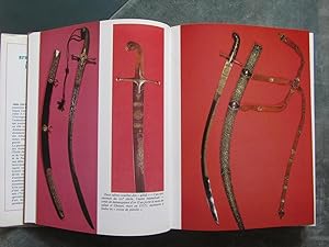 Les Armes blanches du Monde islamique. Armes de poing : épées, sabres, poignards, couteaux.