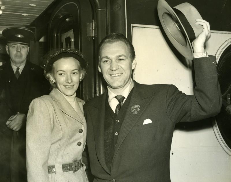 Actor Forrest Tucker & Wife London Waterloo Station Old Press Photo