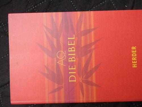 Die Bibel , Die Heilige Schrift des Alten und des Neuen Bundes die vorliegende Fassung bietet die deutsche Übersetzung aus Herders Bibelkommentar und aus dem Psalmbuch herausgegeben von den Benediktinern der Erzabtei Beuron zugrunde , in Abstimmung mit de