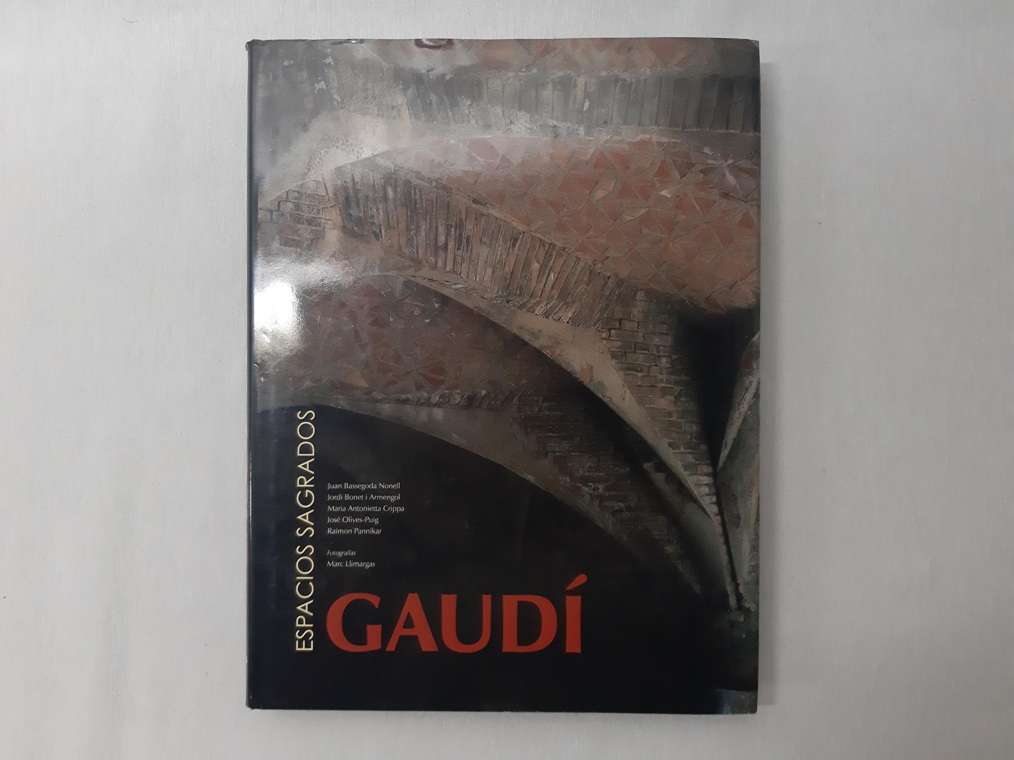 Gaudí, espacios sagrados por María Antonieta Crippa (2002) - Crippa, María Antonieta