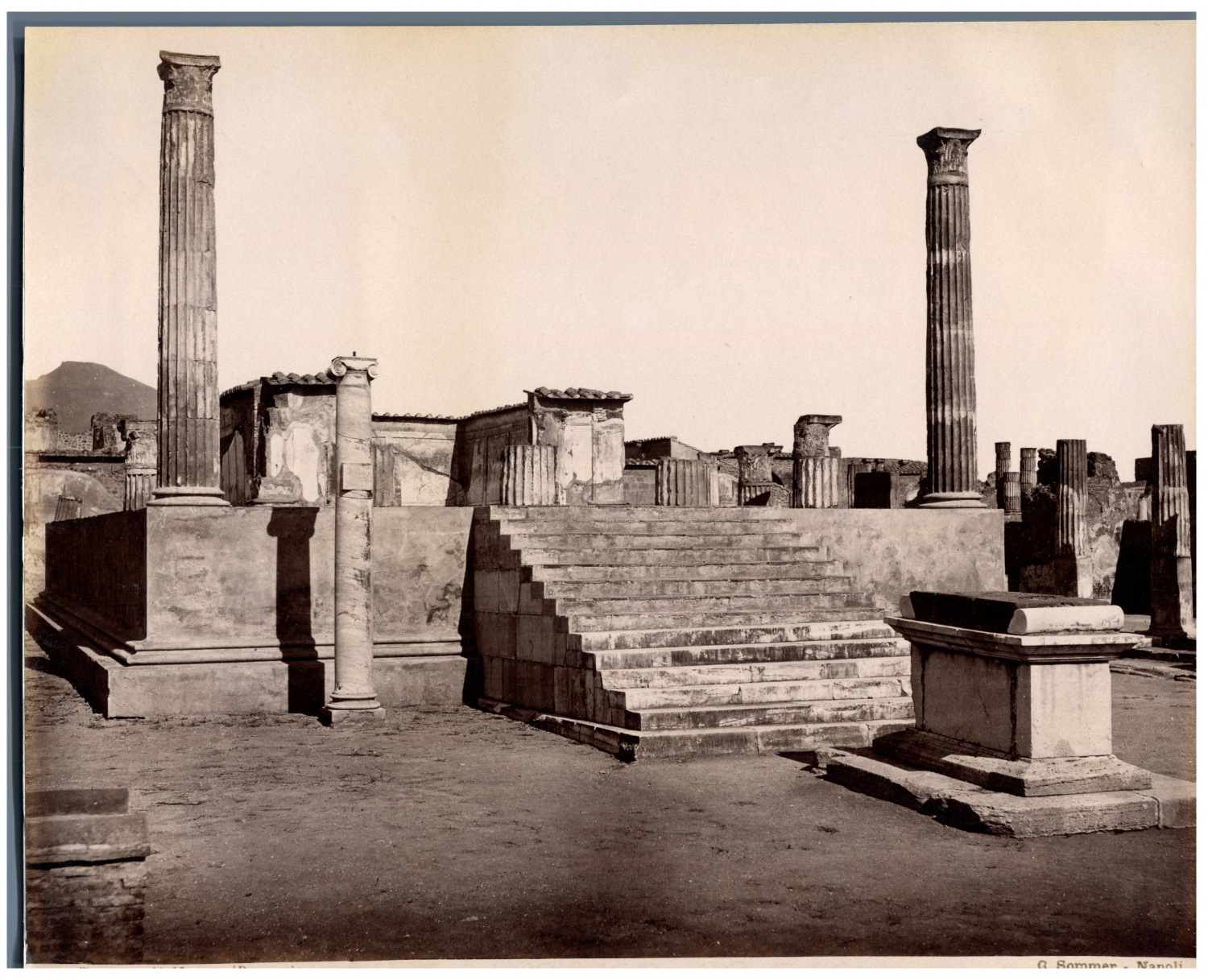 Sommer. Italie, Pompei, Tempio di Venere by Photographie originale