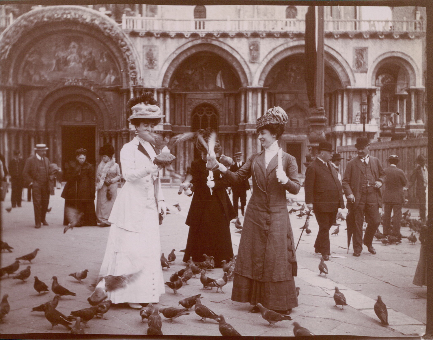 Italie Venise Place Saint Marc Femmes Avec Pigeons Ca 1900 Vintage Citrate Print By Photographie Originale Original Photograph 1900 Photograph Photovintagefrance