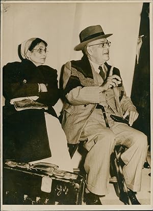 Rome 1948, le leader hindou Sarat Chandra Bose et sa femme Aramas à l'aéroport de Ciampino