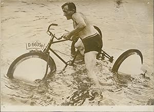 Karl Heussler et son vélo aquatique