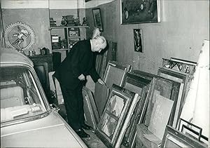 Paris, Marc Vaux et sa collection de Modigliani, Zadkine, Picasso etc. dans son garage rue de Vau...