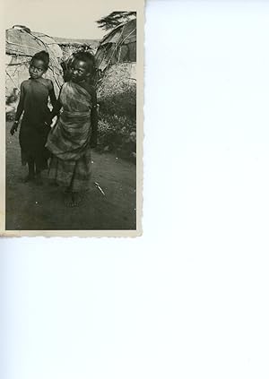 Afrique Deux enfants posent