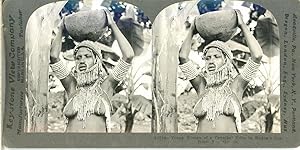 STEREO Nouvelle-Guinée, Une femme portant un pot de terre