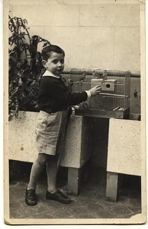 FOTOGRAFÍA FOTO 8,50x13,50 CMS. BLANCO Y NEGRO DE NIÑO PÁJAROS AÑOS 50